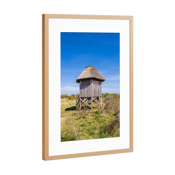 Poster mit Rahmen Kupfer "Gras, Beobachtungsturm, Himmel" artboxONE - Natur,Reise,Architektur