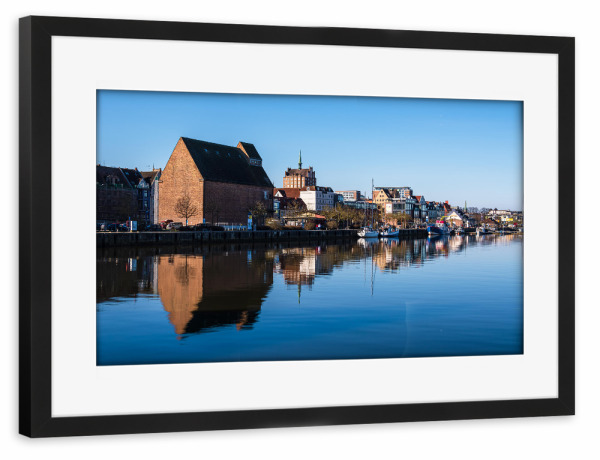 Poster mit Rahmen schwarz "Warnowufer und Speicher" artboxONE - Natur,Reise,Architektur