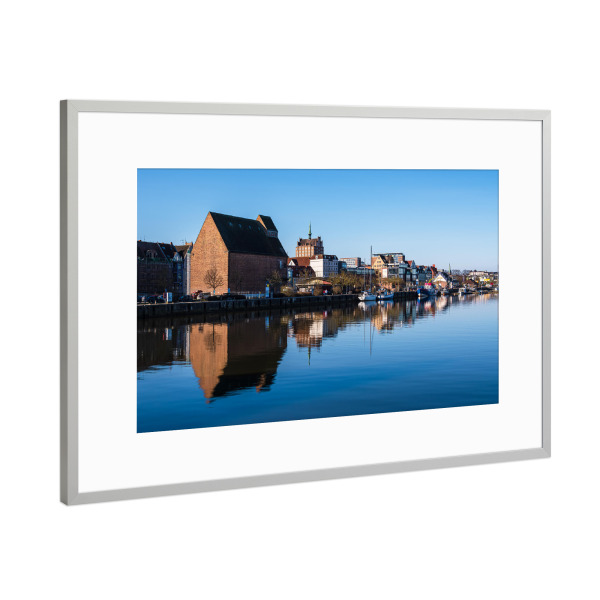 Poster mit Rahmen Silber "Warnowufer und Speicher" artboxONE - Natur,Reise,Architektur