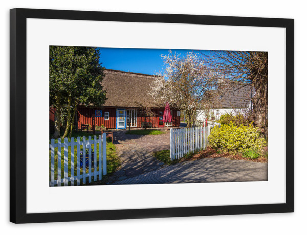 Poster mit Rahmen schwarz "Zaun, Haus und Bäume" artboxONE - Natur,Reise,Architektur