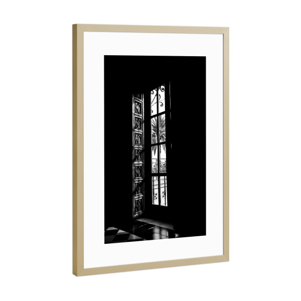 Poster mit Rahmen Gold "Blick nach draußen" artboxONE - Reise,Schwarzweiß,Architektur - Fenster,Aussicht,Blick,Schwarz-weiß,Schwarz,Weiß,Reise