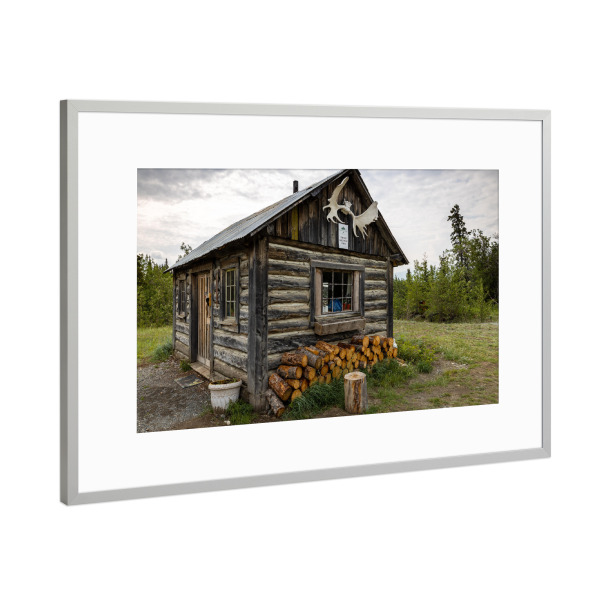 Poster mit Rahmen Silber "Goldsucher Blockhütte in Kanada" artboxONE - Architektur - Kanada,Alaska,Yukon,Blockhaus,Hütte,Goldsucher,Wildnis,Haus