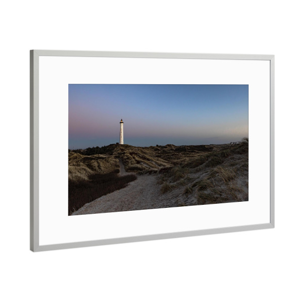 Poster mit Rahmen Silber "Leuchtturm bei Dämmerung" artboxONE - Reise / Strand und Meer