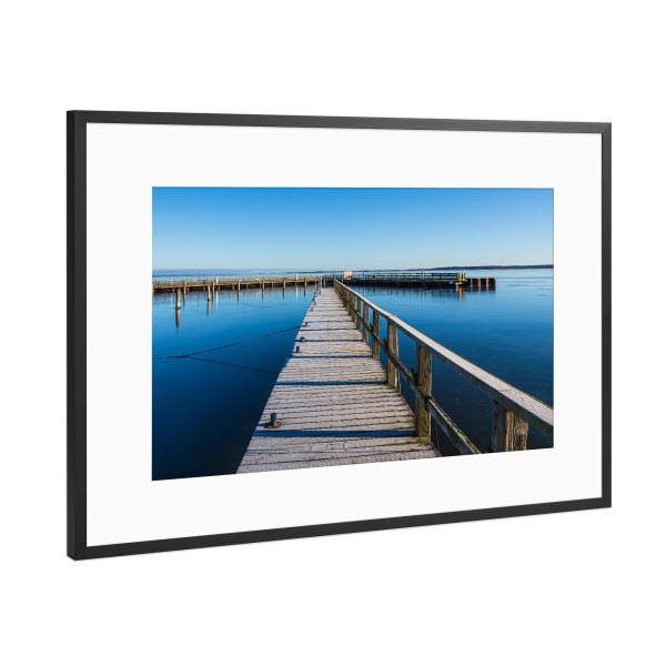 Poster mit Rahmen Schwarz (Metallic) "Steg und Bodden auf dem Fischland" artboxONE - Natur,Reise,Architektur,Reise / Strand und Meer