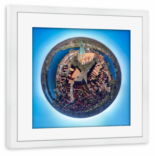 Poster mit Rahmen weiß "Mölln- Markt und Nicolaikirche" artboxONE - Städte,Reise,Architektur,Reise / Länder,Städte / Weitere