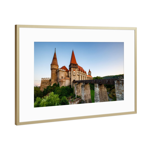 Poster mit Rahmen Gold "Burg Corvin in Rumänien" artboxONE - Architektur