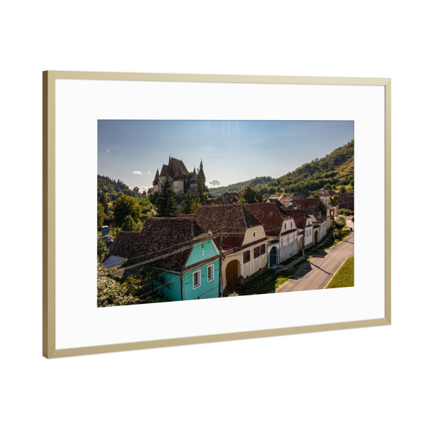 Poster mit Rahmen Gold "Das Dorf Biertan in Rumänien" artboxONE - Städte,Architektur