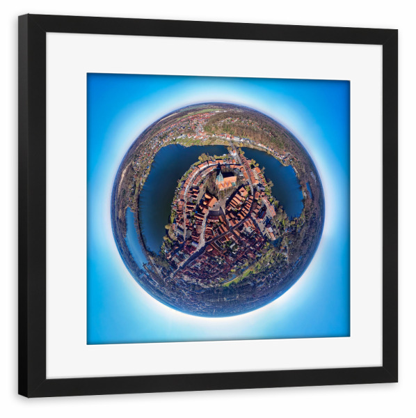 Poster mit Rahmen schwarz "Mölln- Markt & Nicolaikirche;high" artboxONE - Städte,Reise,Architektur,Reise / Länder,Städte / Weitere