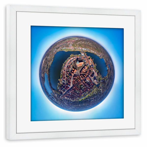 Poster mit Rahmen weiß "Mölln- Markt & Nicolaikirche;high" artboxONE - Städte,Reise,Architektur,Reise / Länder,Städte / Weitere