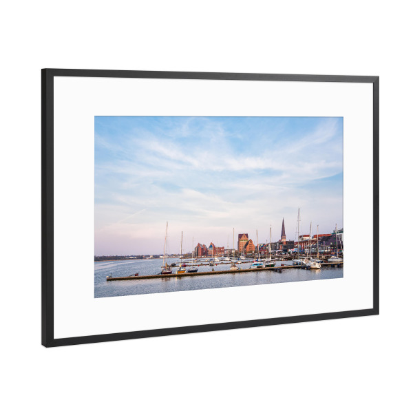 Poster mit Rahmen Schwarz (Metallic) "Warnow, Boote, Stadthafen" artboxONE - Natur,Reise,Architektur,Städte / Weitere