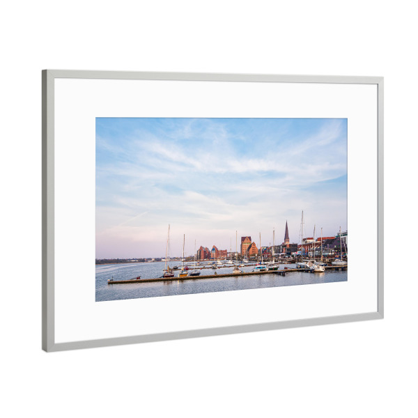Poster mit Rahmen Silber "Warnow, Boote, Stadthafen" artboxONE - Natur,Reise,Architektur,Städte / Weitere