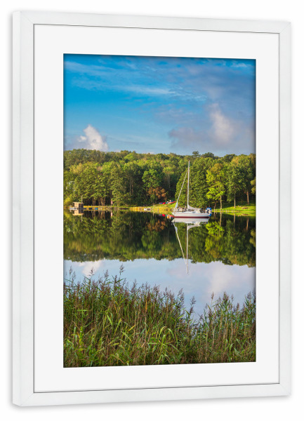 Poster mit Rahmen weiß "Landschaft, Wasser, Segelboot" artboxONE - Natur,Reise,Reise / Strand und Meer,Reise / Länder