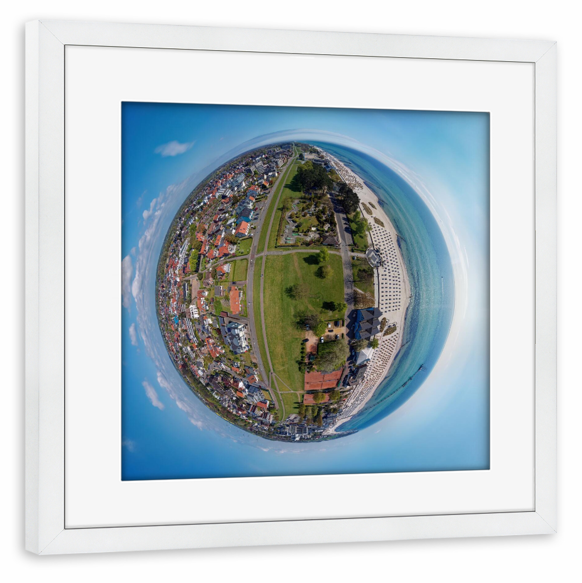 Poster mit Rahmen weiß "Grömitz Minigolf &Tennisplatz" artboxONE - Städte,Natur,Reise,Architektur,Reise / Strand und Meer