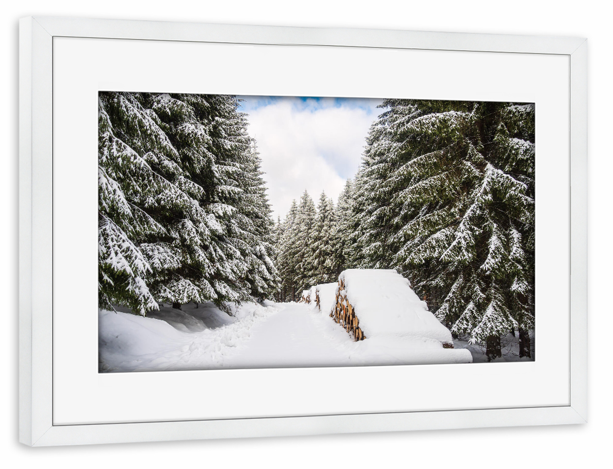 Poster mit Rahmen weiß "Schnee, Weg, Holzstapel und Wald" artboxONE - Natur,Reise