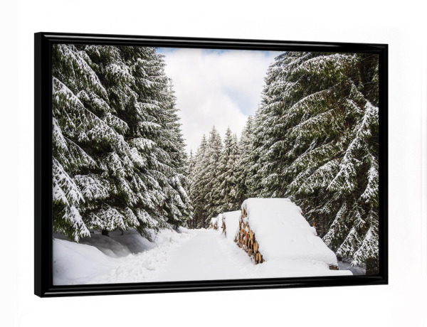 Poster mit schwarzem Rahmen "Schnee, Weg, Holzstapel und Wald" artboxONE - Natur,Reise