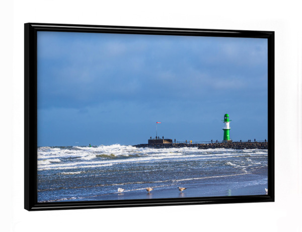 Poster mit schwarzem Rahmen "Möwen, Wellen, Molenturm" artboxONE - Natur,Reise,Architektur,Reise / Strand und Meer