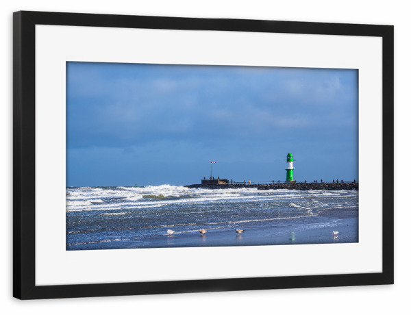 Poster mit Rahmen schwarz "Möwen, Wellen, Molenturm" artboxONE - Natur,Reise,Architektur,Reise / Strand und Meer