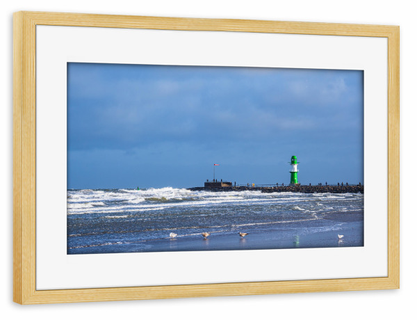 Poster mit Rahmen kiefer "Möwen, Wellen, Molenturm" artboxONE - Natur,Reise,Architektur,Reise / Strand und Meer