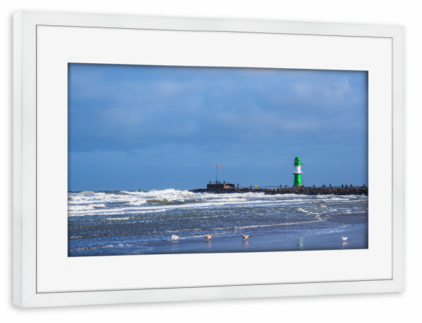 Poster mit Rahmen weiß "Möwen, Wellen, Molenturm" artboxONE - Natur,Reise,Architektur,Reise / Strand und Meer