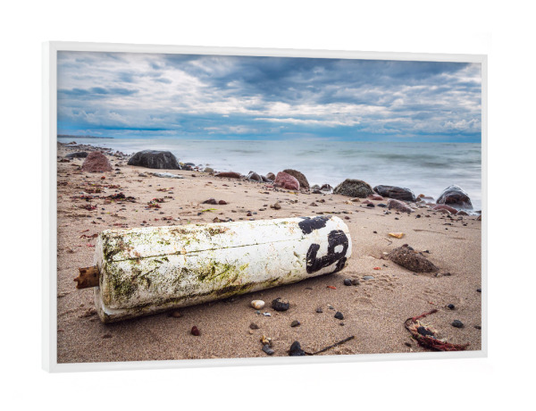 Poster mit weißem Rahmen "Schwimmkörper am Strand" artboxONE - Natur,Reise,Reise / Strand und Meer