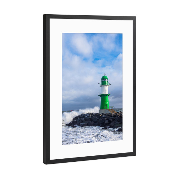 Poster mit Rahmen Schwarz (Metallic) "Mole, Wellen und Sturm" artboxONE - Natur,Reise,Architektur,Reise / Strand und Meer