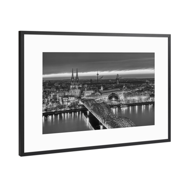 Poster mit Rahmen Schwarz (Metallic) "Köln in schwarz-weiß" artboxONE - Städte / Köln,Schwarzweiß,Architektur