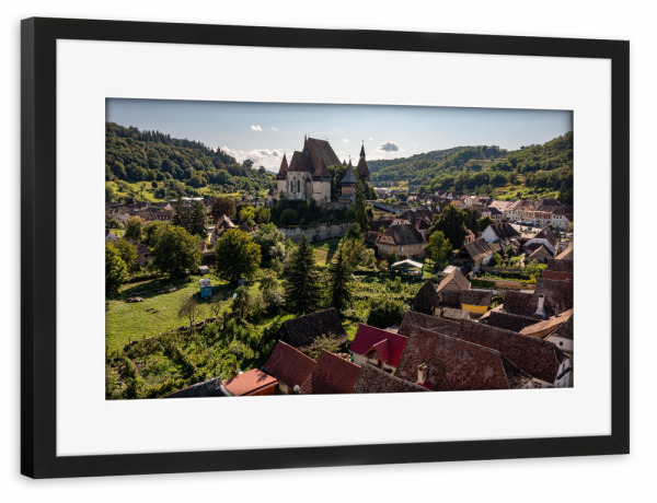 Poster mit Rahmen schwarz "Das Dorf Birthälm in Rumänien" artboxONE - Städte,Architektur