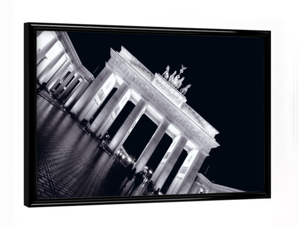Poster mit schwarzem Rahmen "Das Brandenburger Tor bei Nacht" artboxONE - Städte / Berlin,Reise,Schwarzweiß,Architektur,Reise / Länder