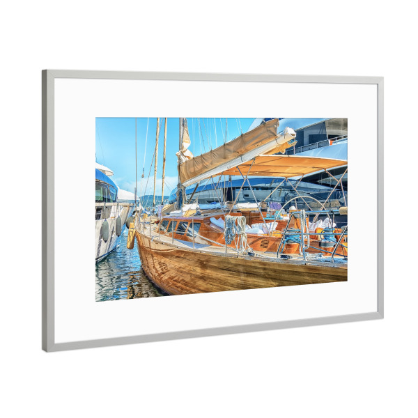 Poster mit Rahmen Silber "Segelboot in St. Tropez" artboxONE - Städte,Reise,Architektur,Reise / Strand und Meer,Reise / Länder