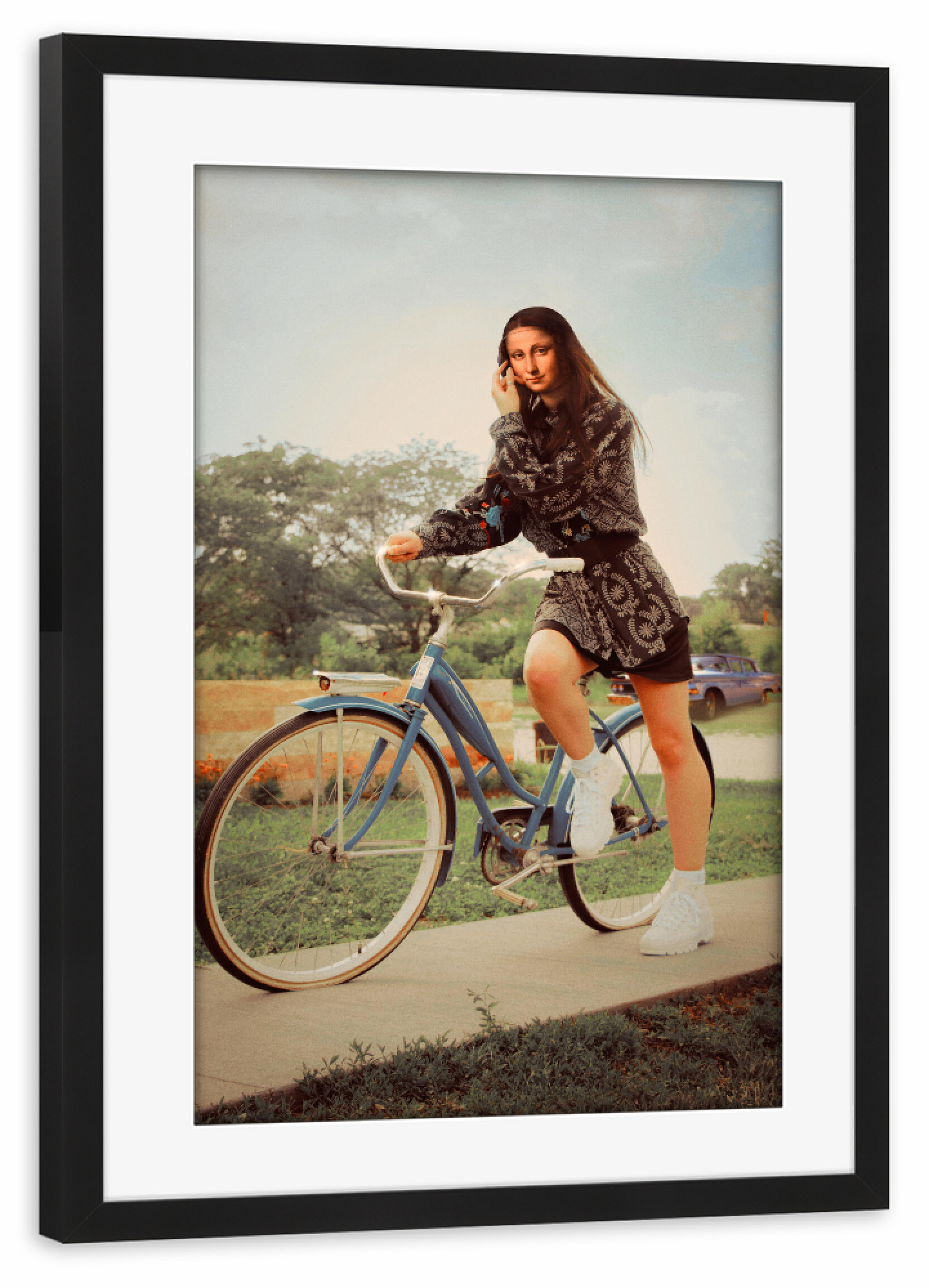 Poster mit Rahmen schwarz "Mona auf einem Fahrrad" artboxONE - Menschen,Fashion