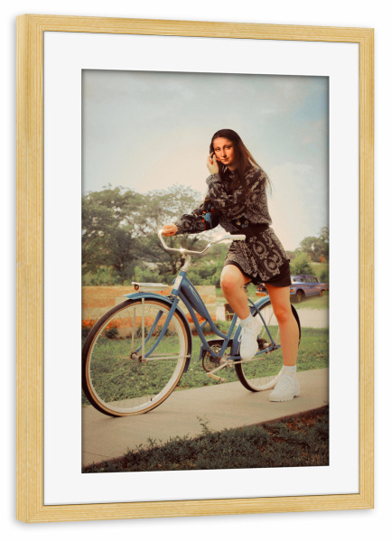 Poster mit Rahmen kiefer "Mona auf einem Fahrrad" artboxONE - Menschen,Fashion