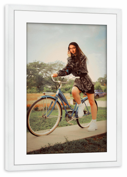 Poster mit Rahmen weiß "Mona auf einem Fahrrad" artboxONE - Menschen,Fashion