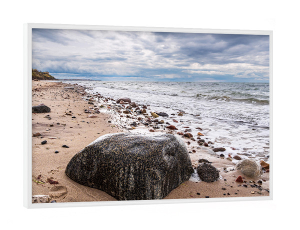 Poster mit weißem Rahmen "Strand, Steine, Wellen" artboxONE - Natur,Reise,Reise / Strand und Meer