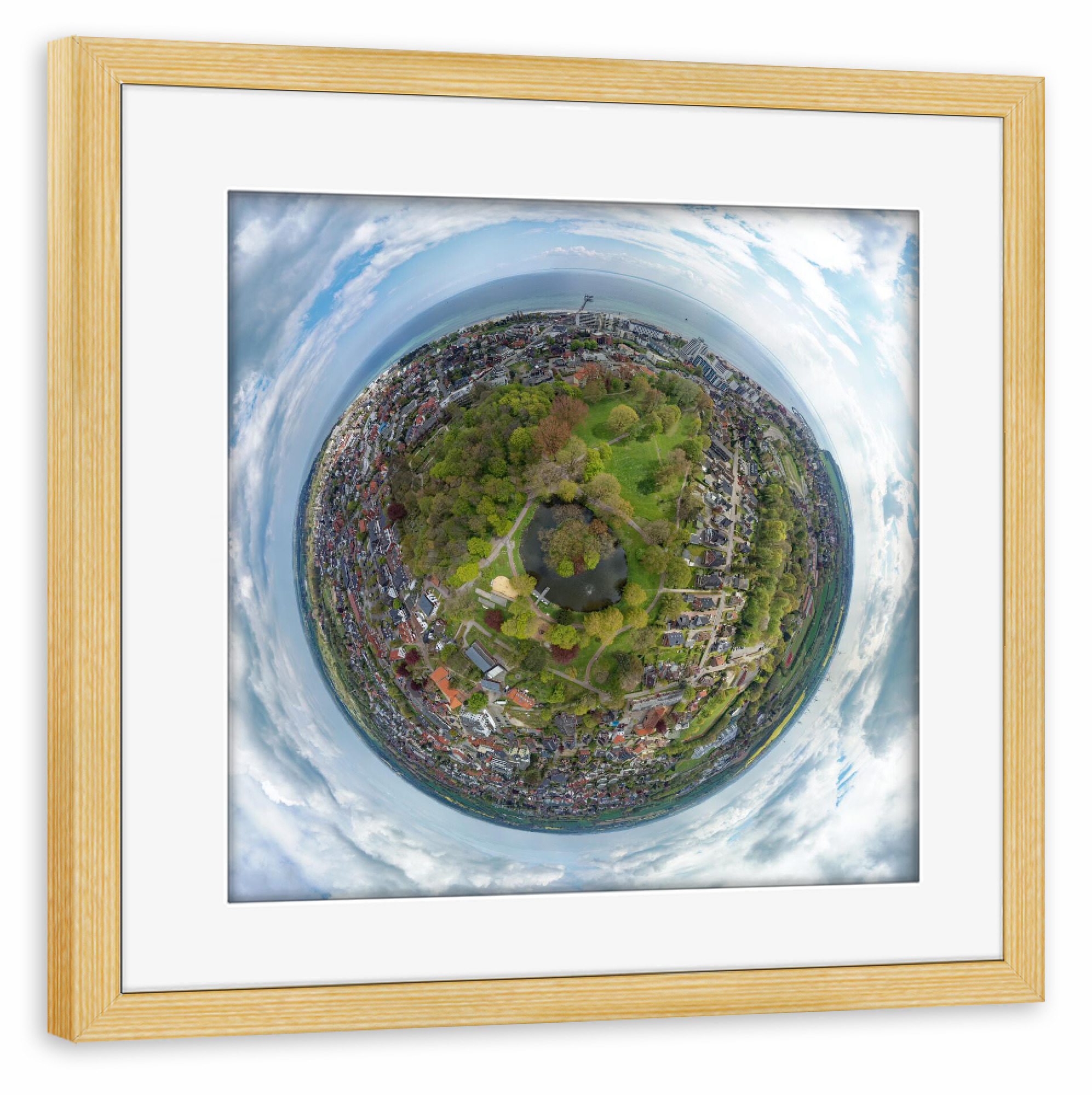 Poster mit Rahmen kiefer "Kurpark Grömitz" artboxONE - Städte,Natur,Reise,Reise / Strand und Meer,Städte / Weitere