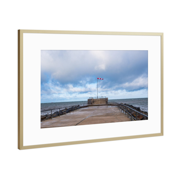Poster mit Rahmen Gold "Meer, Mole und Windsack" artboxONE - Natur,Reise,Architektur,Reise / Strand und Meer
