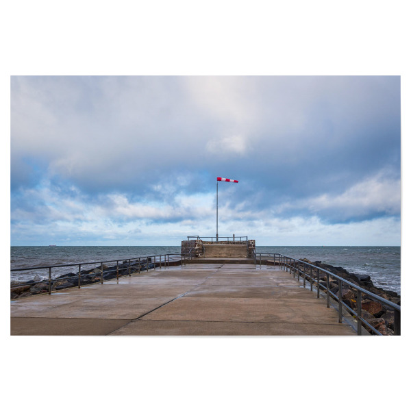 Poster 30x20 cm "Meer, Mole und Windsack" artboxONE - Natur,Reise,Architektur,Reise / Strand und Meer