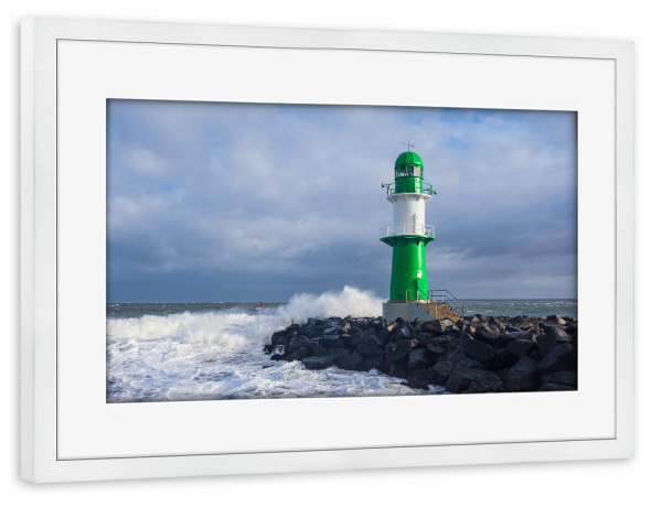 Poster mit Rahmen weiß "Sturm, Wellen und Molenturm" artboxONE - Natur,Reise,Architektur,Reise / Strand und Meer