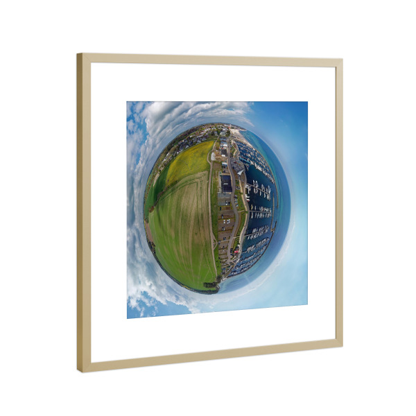 Poster mit Rahmen Gold "Grömitz - Yachthafen" artboxONE - Städte,Reise,Architektur,Reise / Strand und Meer,Städte / Weitere