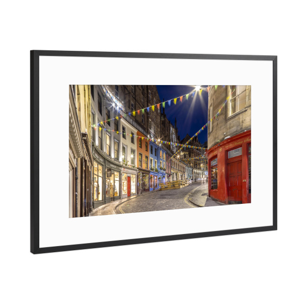 Poster mit Rahmen Schwarz (Metallic) "West Bow, Victoria Street am Abend" artboxONE - Städte,Architektur