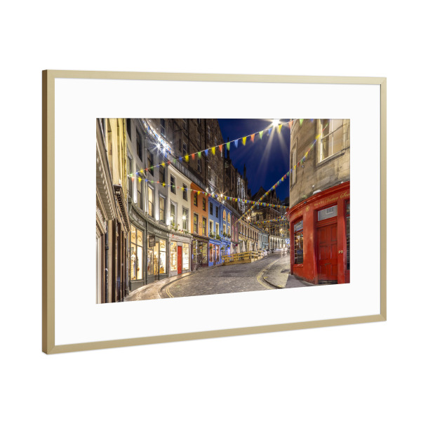 Poster mit Rahmen Gold "West Bow, Victoria Street am Abend" artboxONE - Städte,Architektur