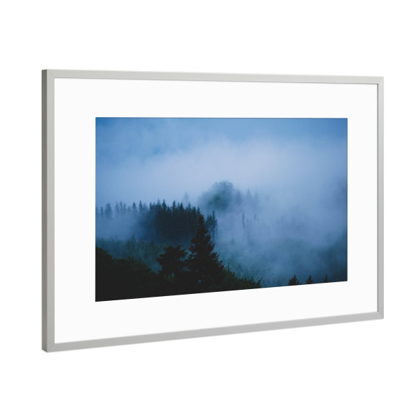 Poster mit Rahmen Silber "Hügeliger Nebelwald" artboxONE - Natur