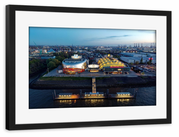 Poster mit Rahmen schwarz "Stage-Theater im Hamburger Hafen" artboxONE - Städte,Architektur