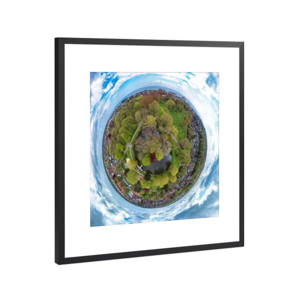 Poster mit Rahmen Schwarz (Metallic) "Kurpark Grömitz - Planet" artboxONE - Städte,Natur,Reise,Reise / Strand und Meer,Städte / Weitere