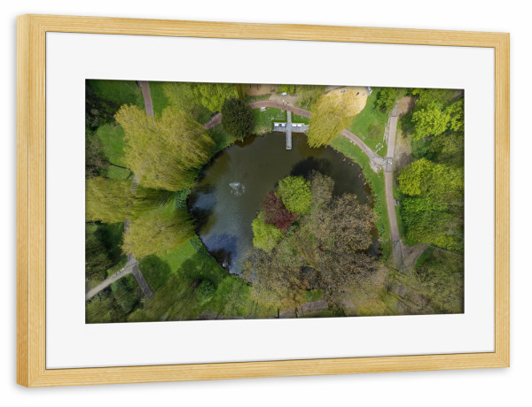 Poster mit Rahmen kiefer "Kurparksee-Insel Grömitz" artboxONE - Städte,Natur,Reise,Reise / Strand und Meer,Städte / Weitere