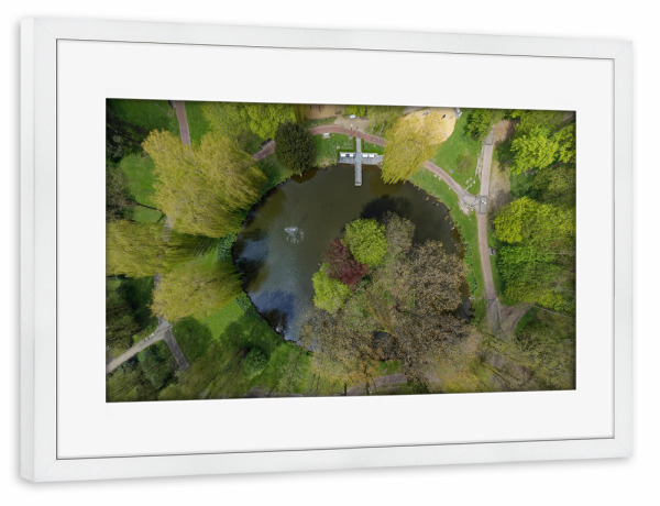 Poster mit Rahmen weiß "Kurparksee-Insel Grömitz" artboxONE - Städte,Natur,Reise,Reise / Strand und Meer,Städte / Weitere