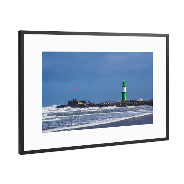 Poster mit Rahmen Schwarz (Metallic) "Strand, Wellen, Molenturm" artboxONE - Natur,Reise,Architektur,Reise / Strand und Meer