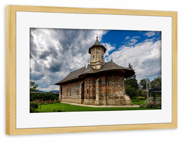 Poster mit Rahmen kiefer "Moldauklöster" artboxONE - Architektur - Rumänien,Kloster,Moldau,Moldauklöster,Religion,Orthodox,Bukowina