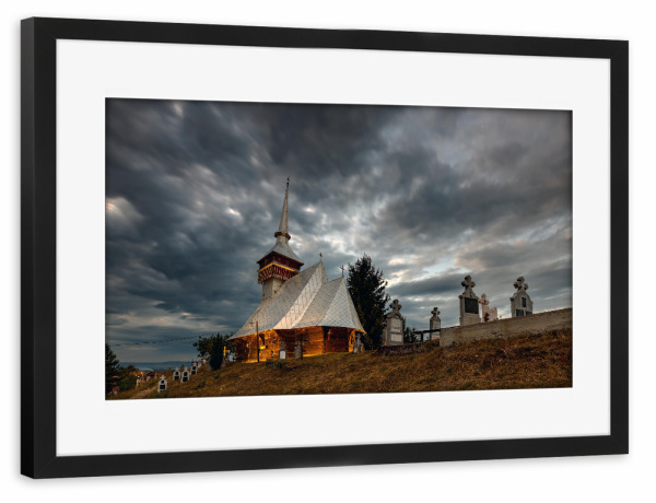 Poster mit Rahmen schwarz "Alte Holzkirche von Chiscau" artboxONE - Natur,Reise,Architektur