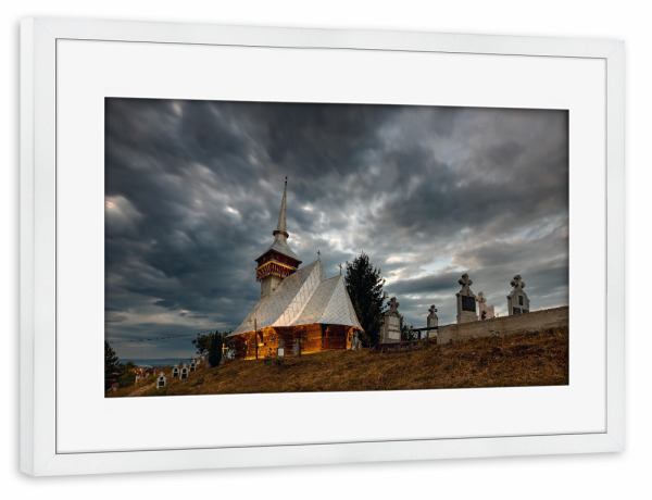 Poster mit Rahmen weiß "Alte Holzkirche von Chiscau" artboxONE - Natur,Reise,Architektur