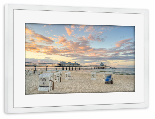 Poster mit Rahmen weiß "Seebrücke Heringsdorf auf Usedom" artboxONE - Natur,Reise,Architektur,Reise / Strand und Meer